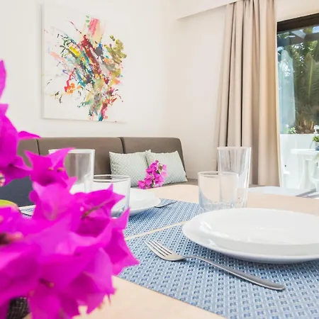 מלון דירות Tulipanes 2*